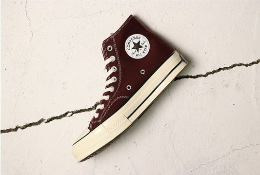 Les baskets Converse allient style intemporel et confort. Leur design emblématique avec la célèbre étoile et la silhouette classique en font un choix incontournable pour les amateurs de mode.