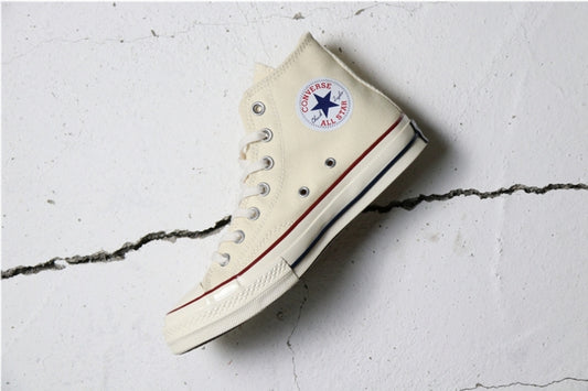 Les baskets Converse allient style intemporel et confort. Leur design emblématique avec la célèbre étoile et la silhouette classique en font un choix incontournable pour les amateurs de mode.