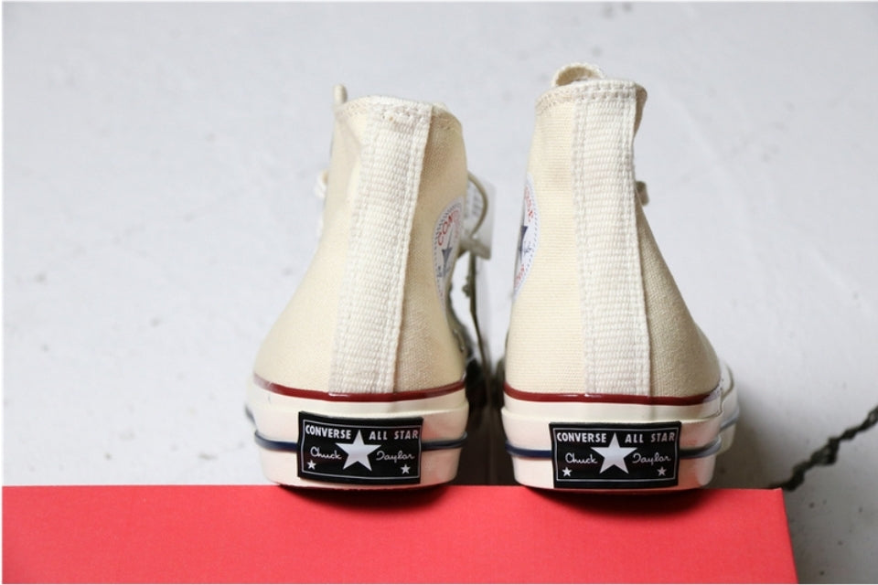 Les baskets Converse allient style intemporel et confort. Leur design emblématique avec la célèbre étoile et la silhouette classique en font un choix incontournable pour les amateurs de mode.