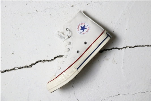 Les baskets Converse allient style intemporel et confort. Leur design emblématique avec la célèbre étoile et la silhouette classique en font un choix incontournable pour les amateurs de mode.