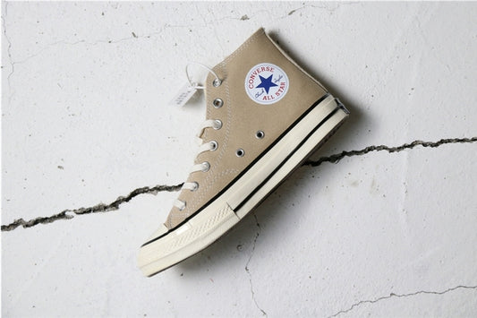 Les baskets Converse allient style intemporel et confort. Leur design emblématique avec la célèbre étoile et la silhouette classique en font un choix incontournable pour les amateurs de mode.