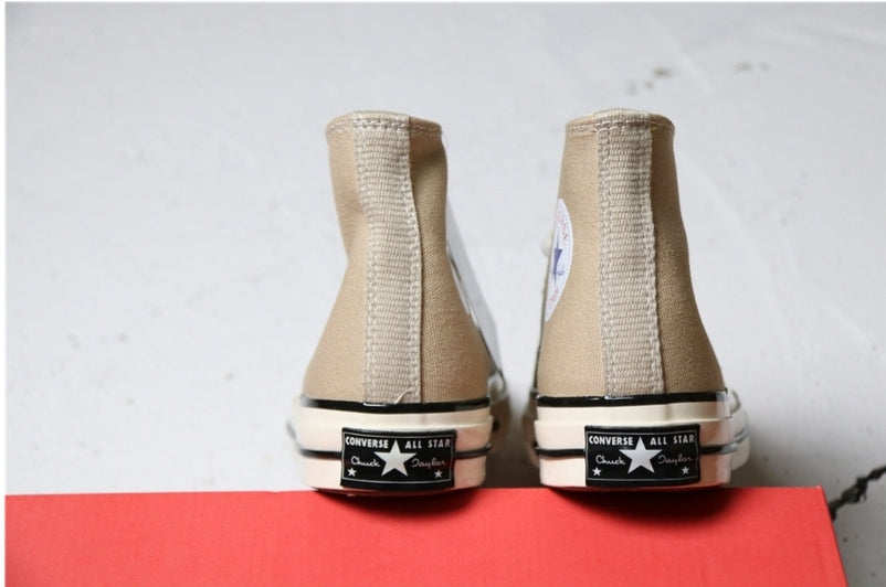 Les baskets Converse allient style intemporel et confort. Leur design emblématique avec la célèbre étoile et la silhouette classique en font un choix incontournable pour les amateurs de mode.