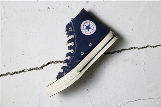 Les baskets Converse allient style intemporel et confort. Leur design emblématique avec la célèbre étoile et la silhouette classique en font un choix incontournable pour les amateurs de mode.
