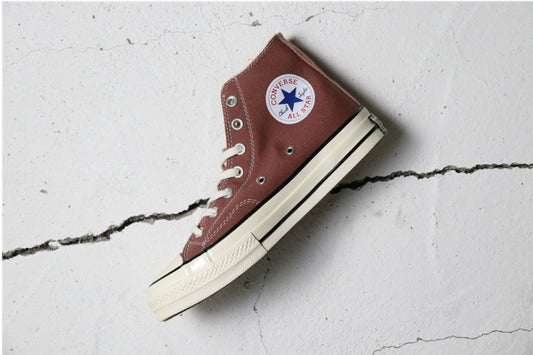 Les baskets Converse allient style intemporel et confort. Leur design emblématique avec la célèbre étoile et la silhouette classique en font un choix incontournable pour les amateurs de mode.