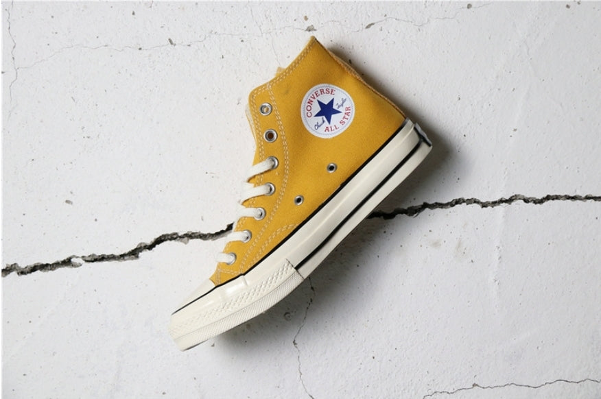 Les baskets Converse allient style intemporel et confort. Leur design emblématique avec la célèbre étoile et la silhouette classique en font un choix incontournable pour les amateurs de mode.