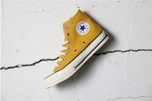 Les baskets Converse allient style intemporel et confort. Leur design emblématique avec la célèbre étoile et la silhouette classique en font un choix incontournable pour les amateurs de mode.