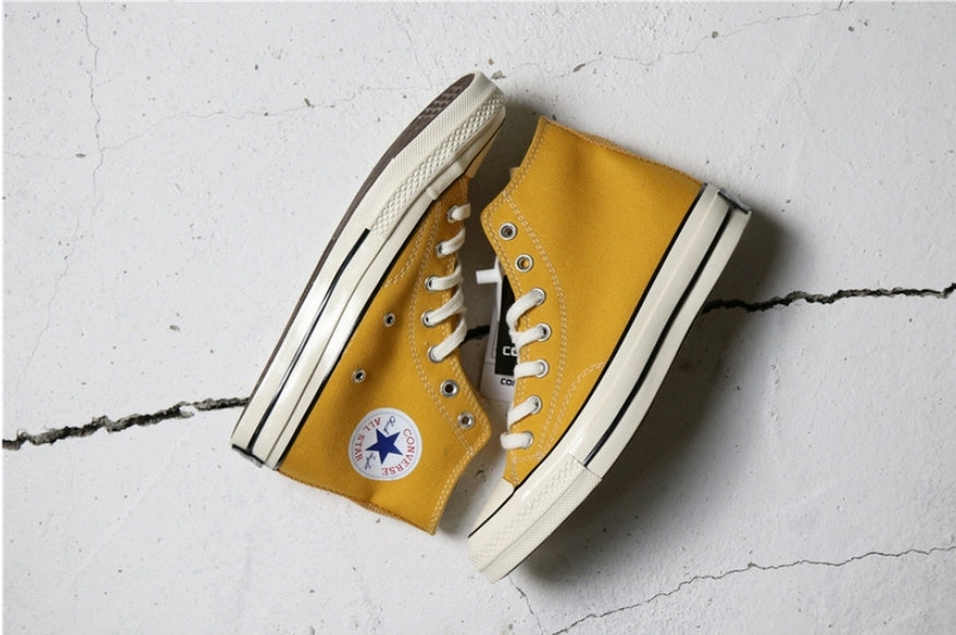 Les baskets Converse allient style intemporel et confort. Leur design emblématique avec la célèbre étoile et la silhouette classique en font un choix incontournable pour les amateurs de mode.