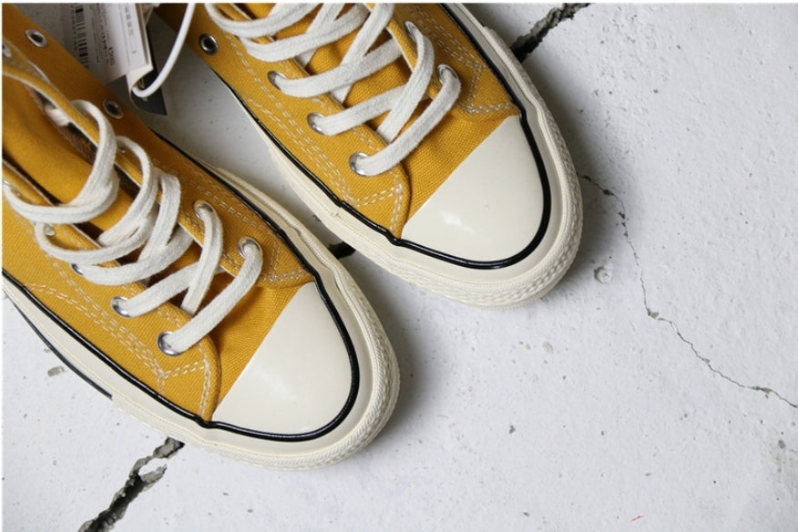 Les baskets Converse allient style intemporel et confort. Leur design emblématique avec la célèbre étoile et la silhouette classique en font un choix incontournable pour les amateurs de mode.