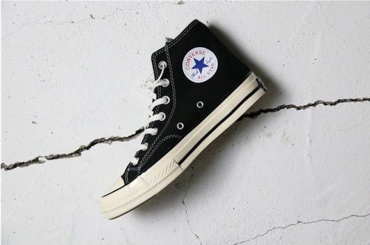 Les baskets Converse allient style intemporel et confort. Leur design emblématique avec la célèbre étoile et la silhouette classique en font un choix incontournable pour les amateurs de mode.