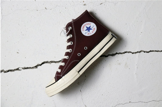 Les baskets Converse allient style intemporel et confort. Leur design emblématique avec la célèbre étoile et la silhouette classique en font un choix incontournable pour les amateurs de mode.