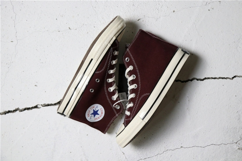 Les baskets Converse allient style intemporel et confort. Leur design emblématique avec la célèbre étoile et la silhouette classique en font un choix incontournable pour les amateurs de mode.