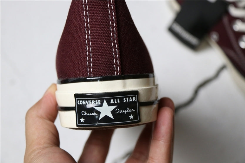 Les baskets Converse allient style intemporel et confort. Leur design emblématique avec la célèbre étoile et la silhouette classique en font un choix incontournable pour les amateurs de mode.