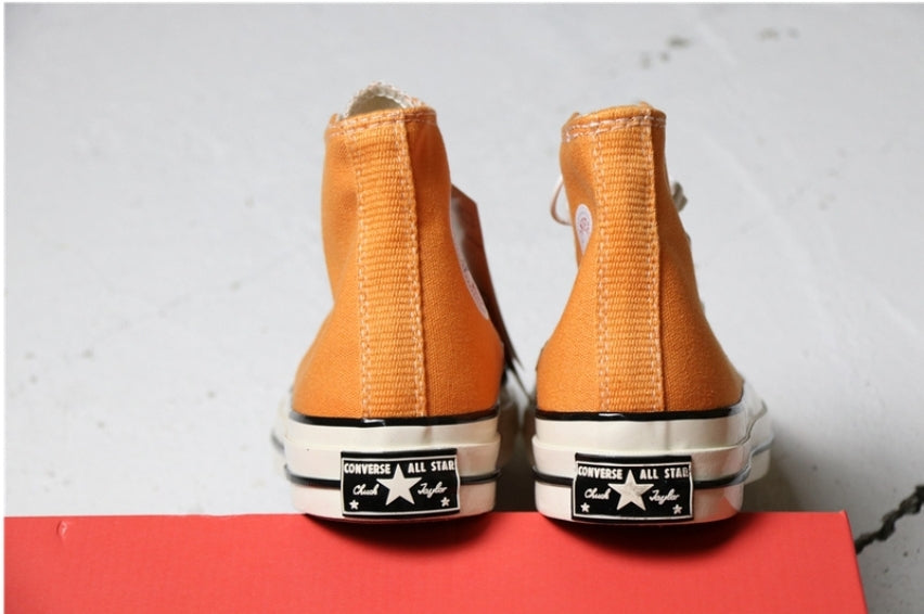 Les baskets Converse allient style intemporel et confort. Leur design emblématique avec la célèbre étoile et la silhouette classique en font un choix incontournable pour les amateurs de mode.