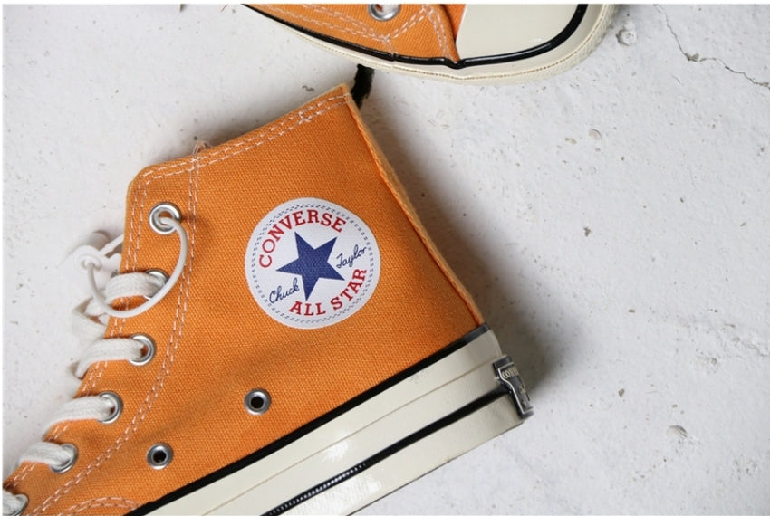 Les baskets Converse allient style intemporel et confort. Leur design emblématique avec la célèbre étoile et la silhouette classique en font un choix incontournable pour les amateurs de mode.