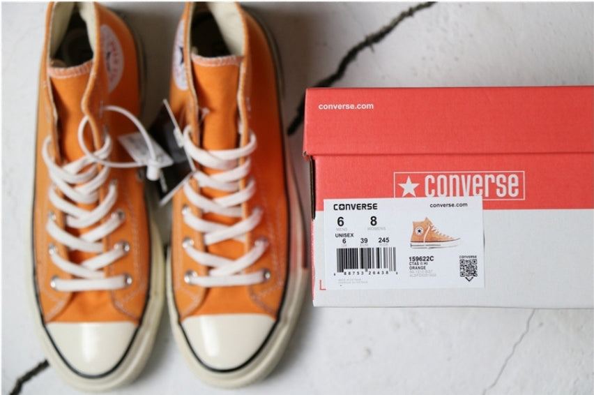 Les baskets Converse allient style intemporel et confort. Leur design emblématique avec la célèbre étoile et la silhouette classique en font un choix incontournable pour les amateurs de mode.