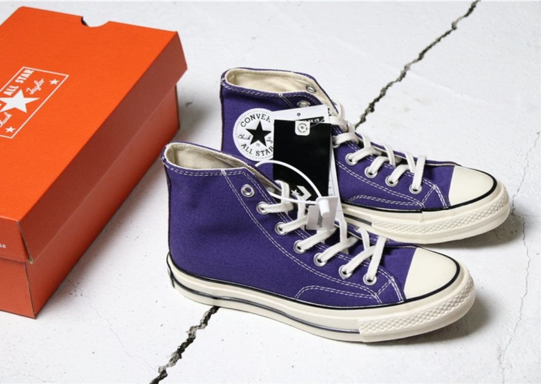 Les baskets Converse allient style intemporel et confort. Leur design emblématique avec la célèbre étoile et la silhouette classique en font un choix incontournable pour les amateurs de mode.