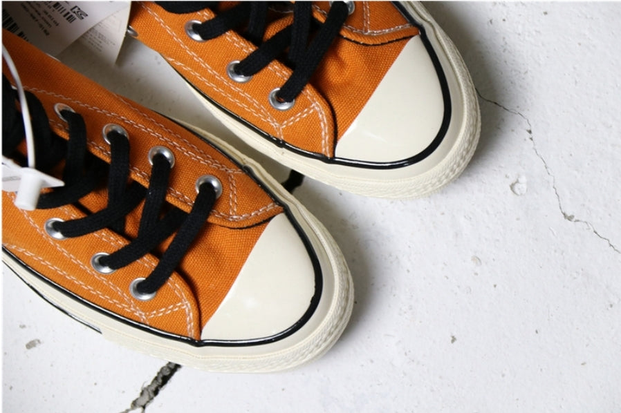 Les baskets Converse allient style intemporel et confort. Leur design emblématique avec la célèbre étoile et la silhouette classique en font un choix incontournable pour les amateurs de mode.