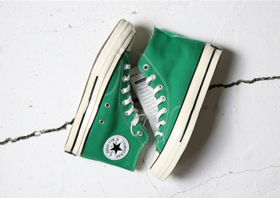 Les baskets Converse allient style intemporel et confort. Leur design emblématique avec la célèbre étoile et la silhouette classique en font un choix incontournable pour les amateurs de mode.