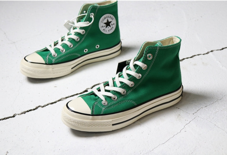 Les baskets Converse allient style intemporel et confort. Leur design emblématique avec la célèbre étoile et la silhouette classique en font un choix incontournable pour les amateurs de mode.