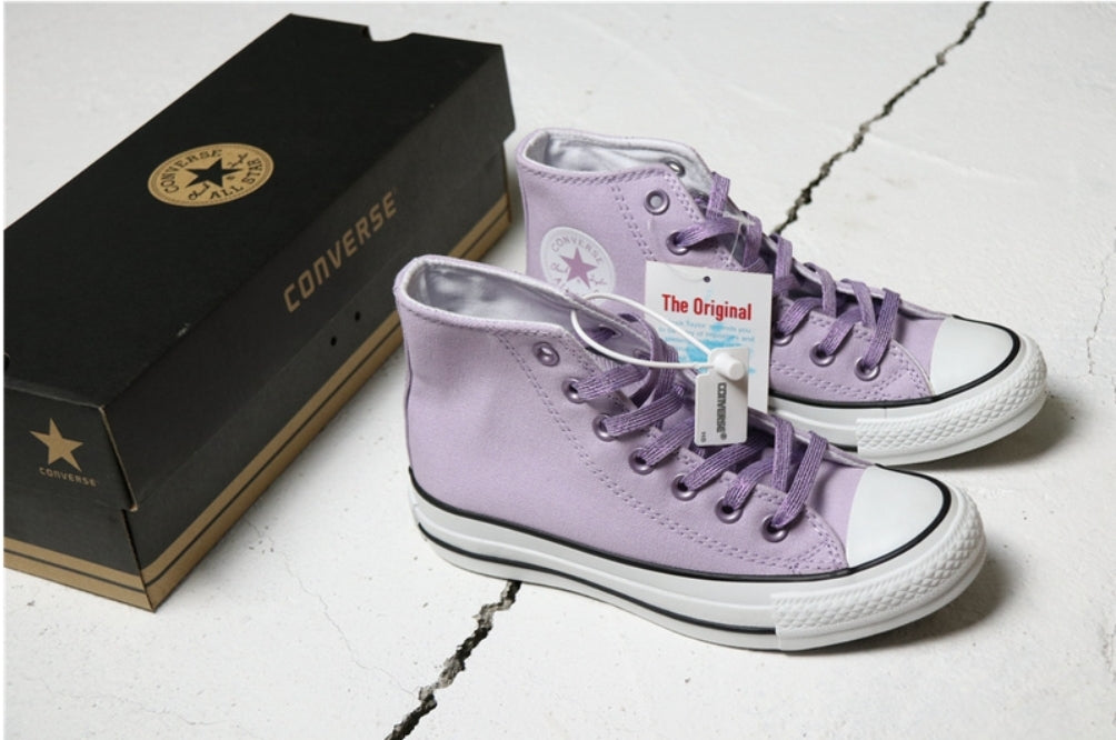 Les baskets Converse allient style intemporel et confort. Leur design emblématique avec la célèbre étoile et la silhouette classique en font un choix incontournable pour les amateurs de mode.