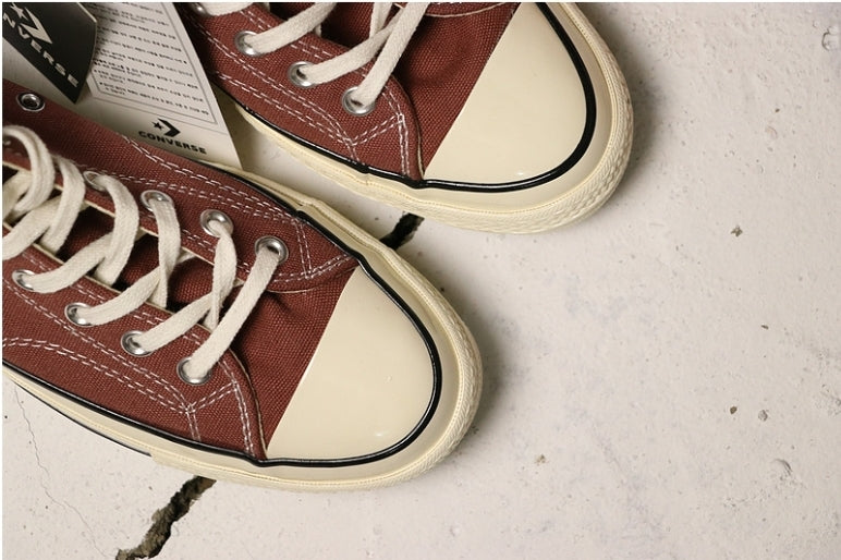Les baskets Converse allient style intemporel et confort. Leur design emblématique avec la célèbre étoile et la silhouette classique en font un choix incontournable pour les amateurs de mode.