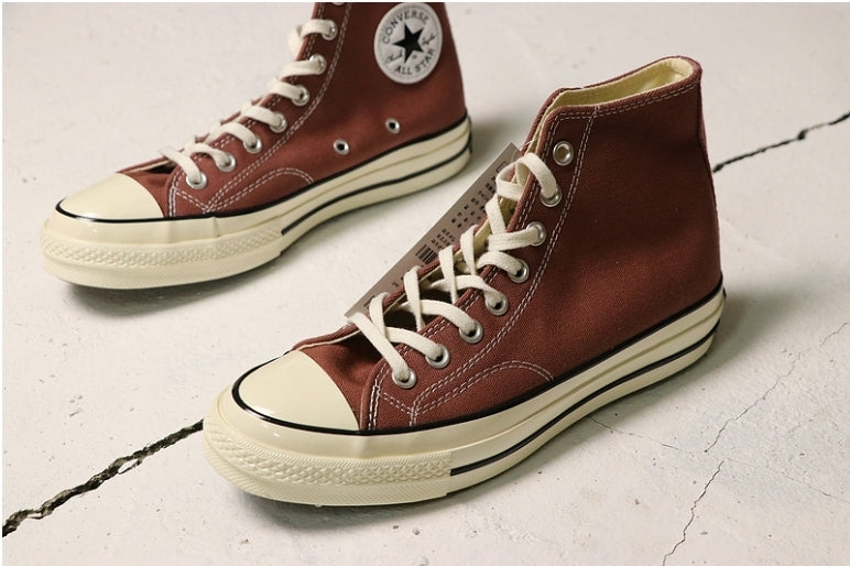 Les baskets Converse allient style intemporel et confort. Leur design emblématique avec la célèbre étoile et la silhouette classique en font un choix incontournable pour les amateurs de mode.