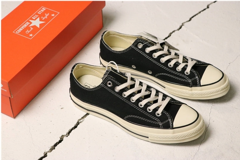 Les baskets Converse allient style intemporel et confort. Leur design emblématique avec la célèbre étoile et la silhouette classique en font un choix incontournable pour les amateurs de mode.