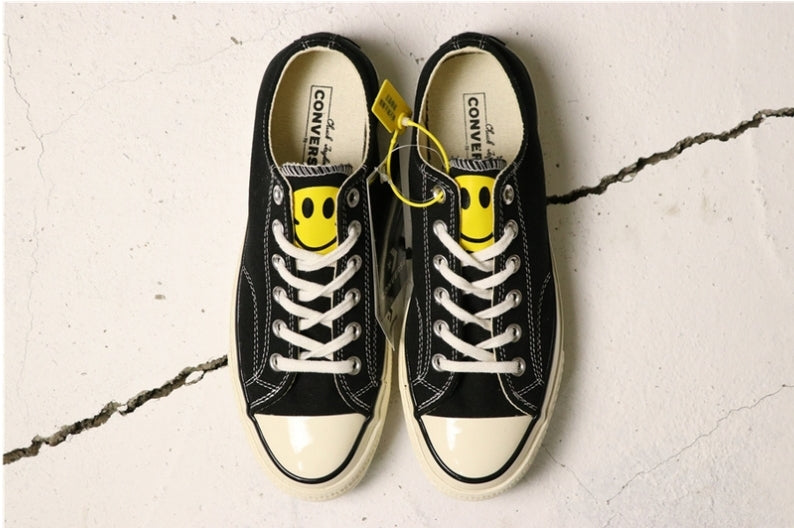 Les baskets Converse allient style intemporel et confort. Leur design emblématique avec la célèbre étoile et la silhouette classique en font un choix incontournable pour les amateurs de mode.