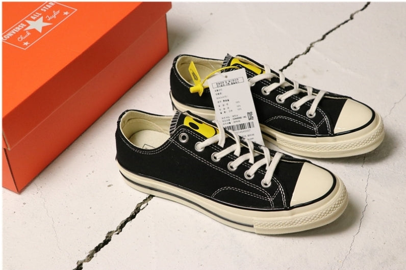 Les baskets Converse allient style intemporel et confort. Leur design emblématique avec la célèbre étoile et la silhouette classique en font un choix incontournable pour les amateurs de mode.