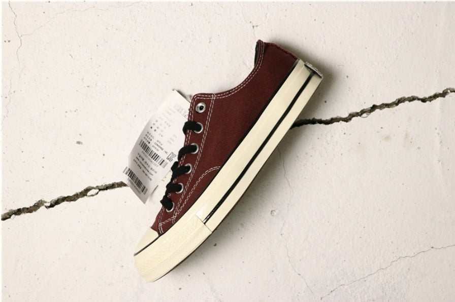 Les baskets Converse allient style intemporel et confort. Leur design emblématique avec la célèbre étoile et la silhouette classique en font un choix incontournable pour les amateurs de mode.