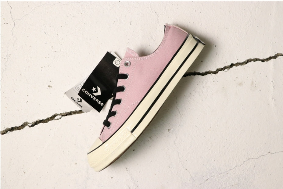 Les baskets Converse allient style intemporel et confort. Leur design emblématique avec la célèbre étoile et la silhouette classique en font un choix incontournable pour les amateurs de mode.
