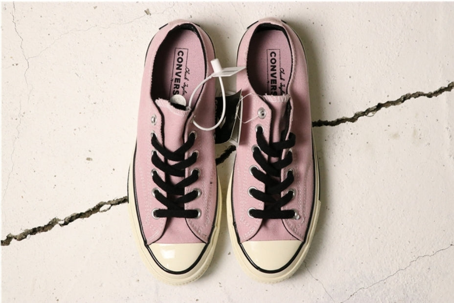 Les baskets Converse allient style intemporel et confort. Leur design emblématique avec la célèbre étoile et la silhouette classique en font un choix incontournable pour les amateurs de mode.