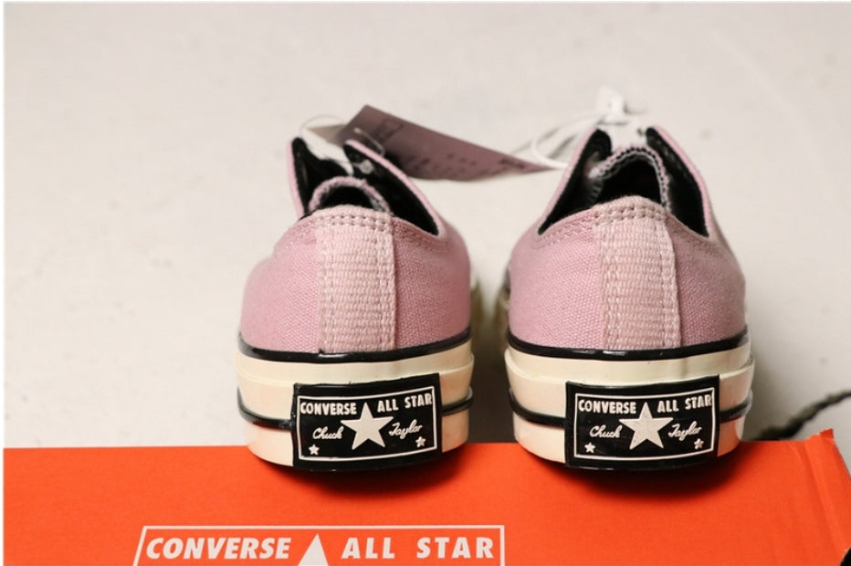 Les baskets Converse allient style intemporel et confort. Leur design emblématique avec la célèbre étoile et la silhouette classique en font un choix incontournable pour les amateurs de mode.