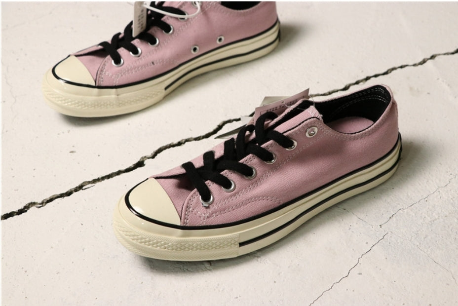Les baskets Converse allient style intemporel et confort. Leur design emblématique avec la célèbre étoile et la silhouette classique en font un choix incontournable pour les amateurs de mode.