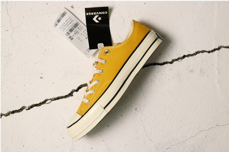 Les baskets Converse allient style intemporel et confort. Leur design emblématique avec la célèbre étoile et la silhouette classique en font un choix incontournable pour les amateurs de mode.