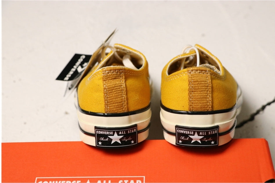 Les baskets Converse allient style intemporel et confort. Leur design emblématique avec la célèbre étoile et la silhouette classique en font un choix incontournable pour les amateurs de mode.