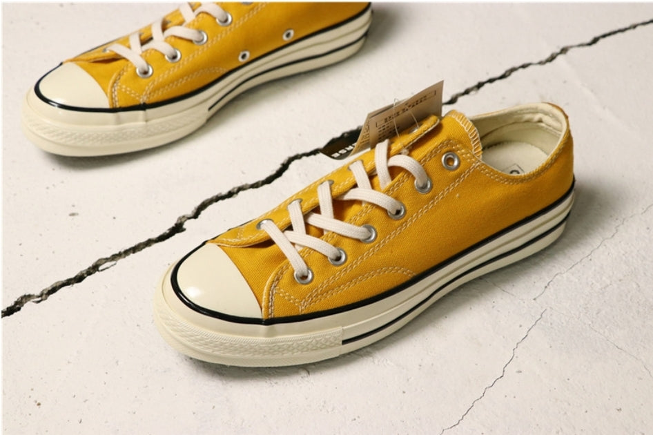 Les baskets Converse allient style intemporel et confort. Leur design emblématique avec la célèbre étoile et la silhouette classique en font un choix incontournable pour les amateurs de mode.