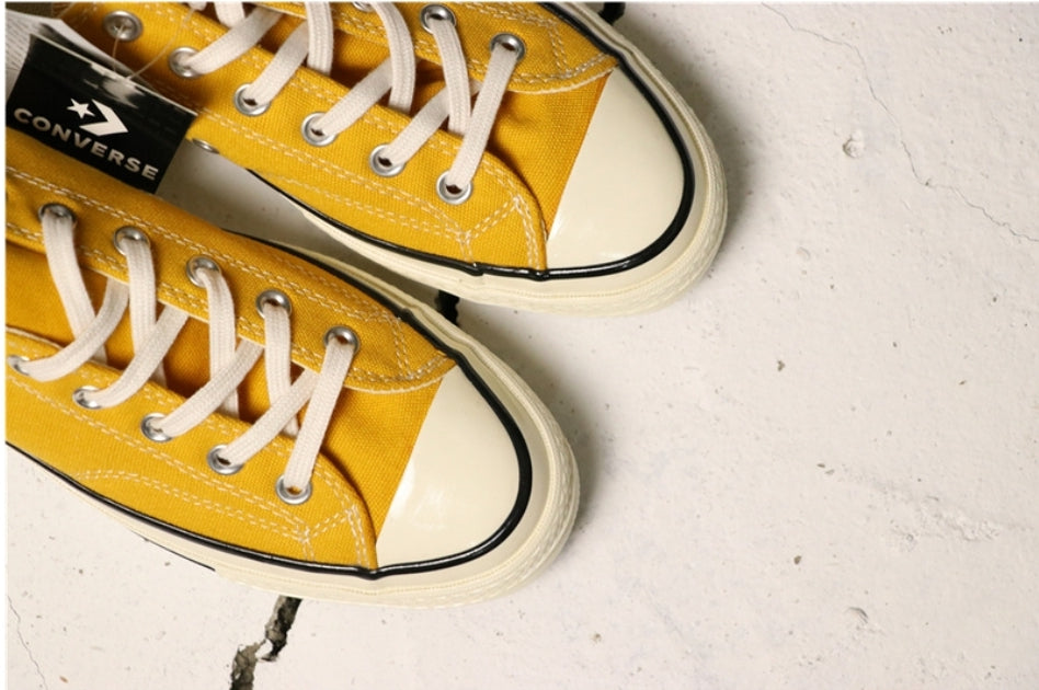 Les baskets Converse allient style intemporel et confort. Leur design emblématique avec la célèbre étoile et la silhouette classique en font un choix incontournable pour les amateurs de mode.