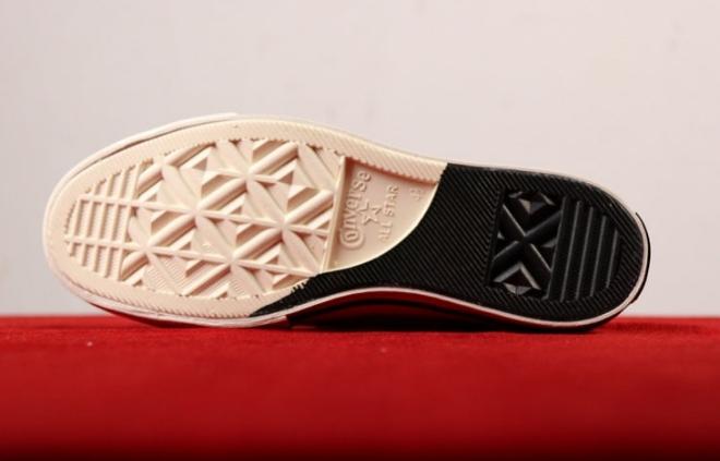 Les baskets Converse allient style intemporel et confort. Leur design emblématique avec la célèbre étoile et la silhouette classique en font un choix incontournable pour les amateurs de mode.