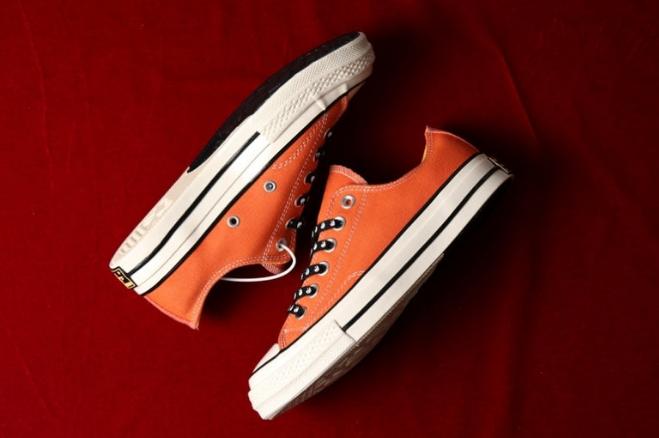 Les baskets Converse allient style intemporel et confort. Leur design emblématique avec la célèbre étoile et la silhouette classique en font un choix incontournable pour les amateurs de mode.