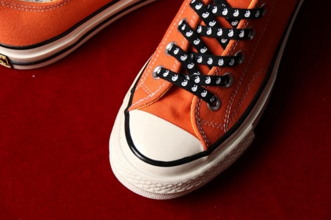 Les baskets Converse allient style intemporel et confort. Leur design emblématique avec la célèbre étoile et la silhouette classique en font un choix incontournable pour les amateurs de mode.