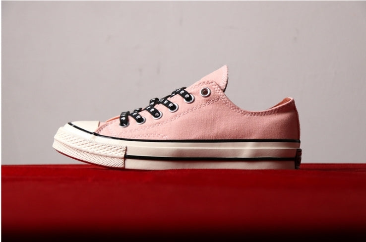 Les baskets Converse allient style intemporel et confort. Leur design emblématique avec la célèbre étoile et la silhouette classique en font un choix incontournable pour les amateurs de mode.