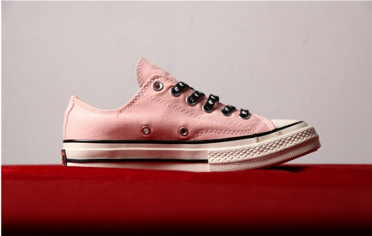 Les baskets Converse allient style intemporel et confort. Leur design emblématique avec la célèbre étoile et la silhouette classique en font un choix incontournable pour les amateurs de mode.