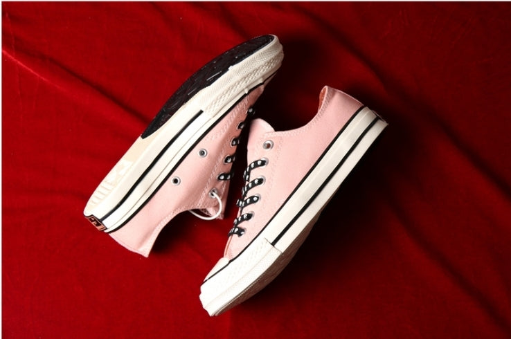 Les baskets Converse allient style intemporel et confort. Leur design emblématique avec la célèbre étoile et la silhouette classique en font un choix incontournable pour les amateurs de mode.