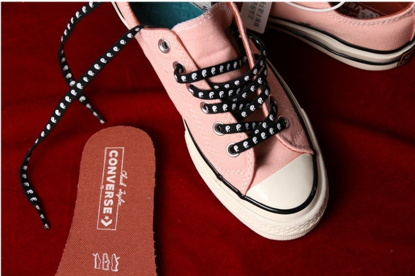 Les baskets Converse allient style intemporel et confort. Leur design emblématique avec la célèbre étoile et la silhouette classique en font un choix incontournable pour les amateurs de mode.