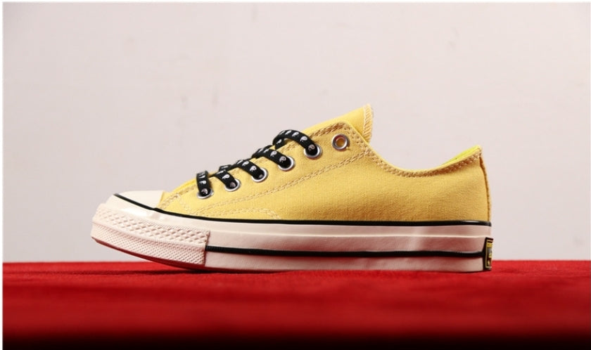 Les baskets Converse allient style intemporel et confort. Leur design emblématique avec la célèbre étoile et la silhouette classique en font un choix incontournable pour les amateurs de mode.