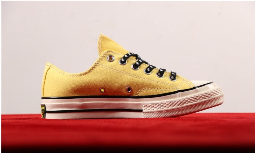 Les baskets Converse allient style intemporel et confort. Leur design emblématique avec la célèbre étoile et la silhouette classique en font un choix incontournable pour les amateurs de mode.