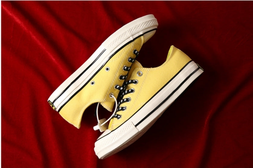 Les baskets Converse allient style intemporel et confort. Leur design emblématique avec la célèbre étoile et la silhouette classique en font un choix incontournable pour les amateurs de mode.
