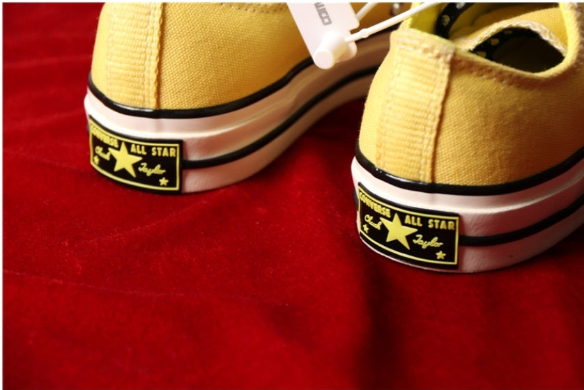Les baskets Converse allient style intemporel et confort. Leur design emblématique avec la célèbre étoile et la silhouette classique en font un choix incontournable pour les amateurs de mode.