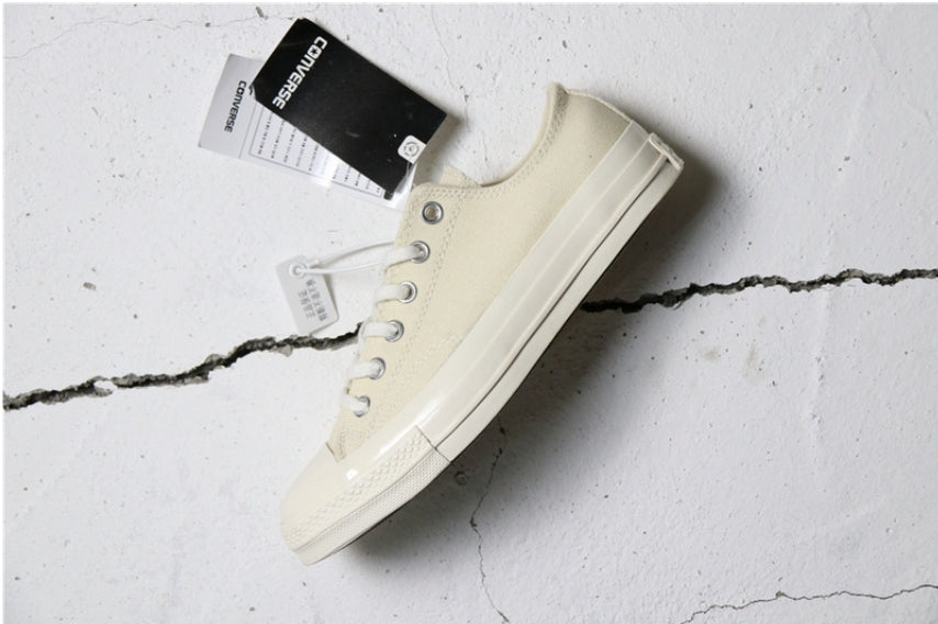 Les baskets Converse allient style intemporel et confort. Leur design emblématique avec la célèbre étoile et la silhouette classique en font un choix incontournable pour les amateurs de mode.